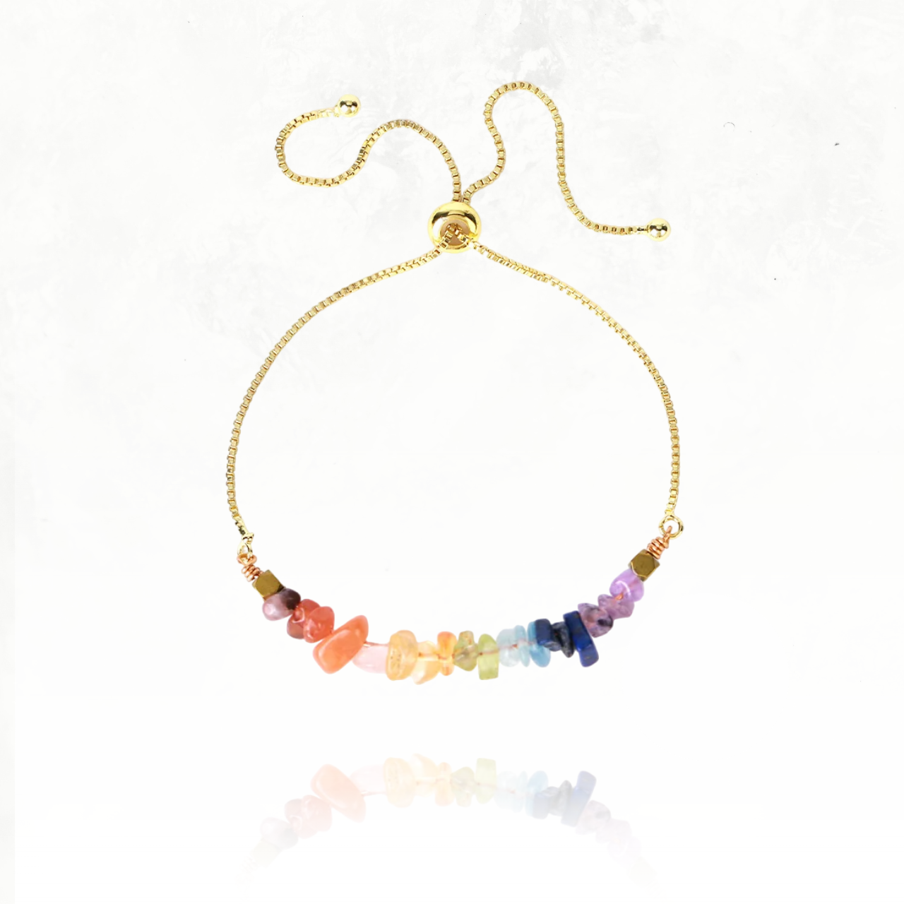 Bracelet fin orné de perles d’de différentes couleurs représentant les 7 chakras