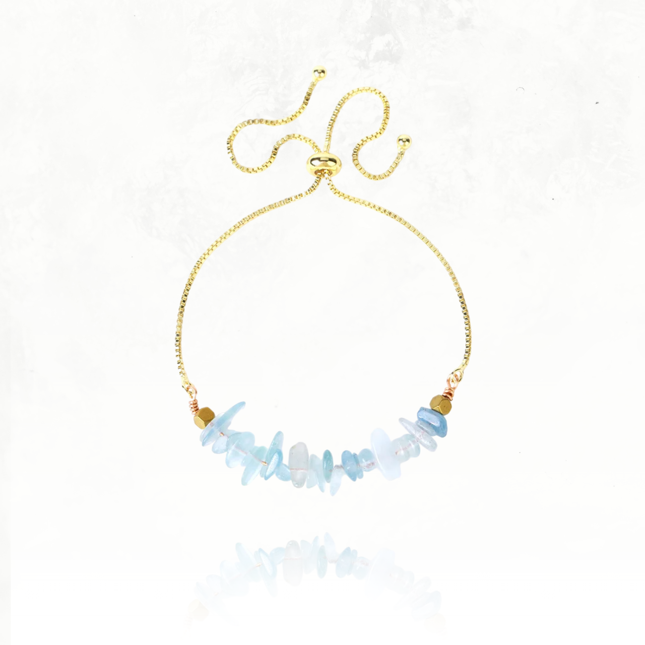 Bracelet ajustable en or avec perles semi-précieuses aux nuances bleues