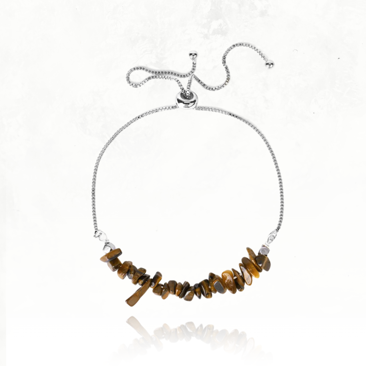 Bracelet doré sublimé par des perles énergétiques aux reflets chatoyants.