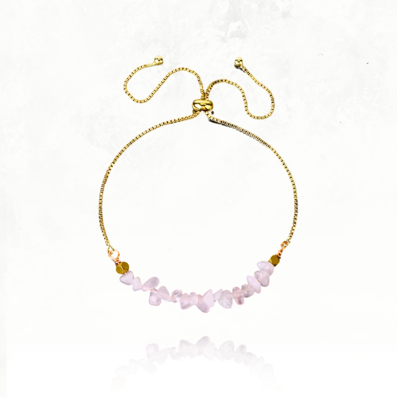 Élégant bijou en quartz rose, pierre d’ancrage et de protection naturelle.