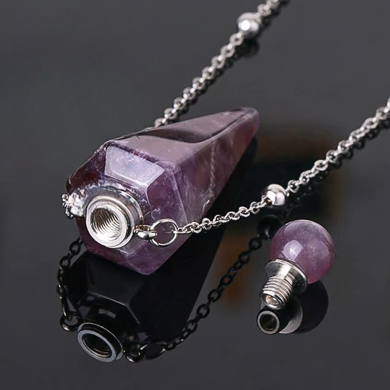 Bijou diffuseur ACITINE en cristal naturel avec chaîne argentée.