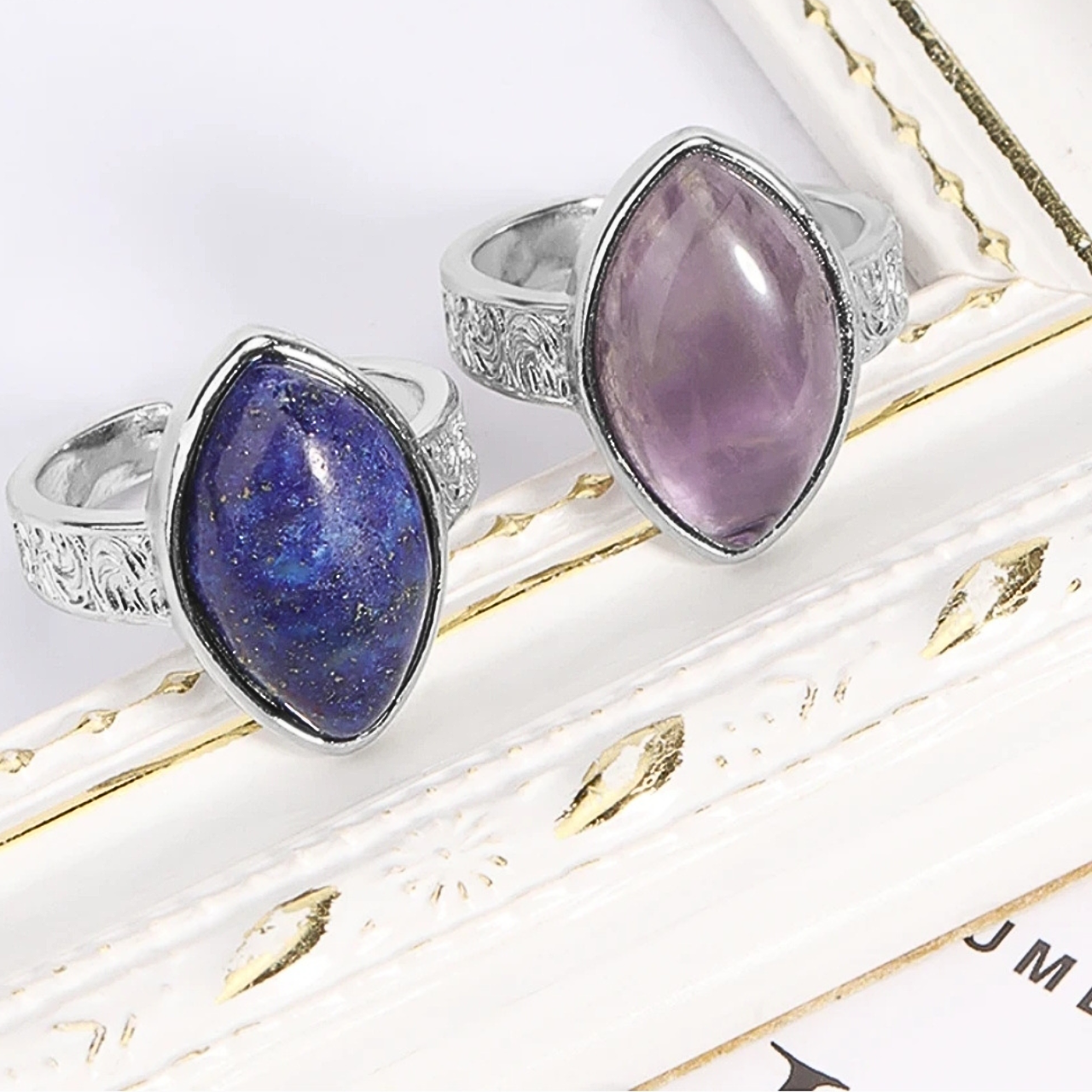 BijouX éléganSt avec une pierre naturelle aux nuances de bleu foncé et de violet