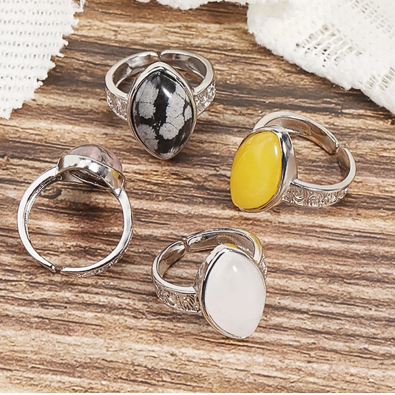 Bague ALOE avec pierre polie en forme de goutte et monture argentée travaillée