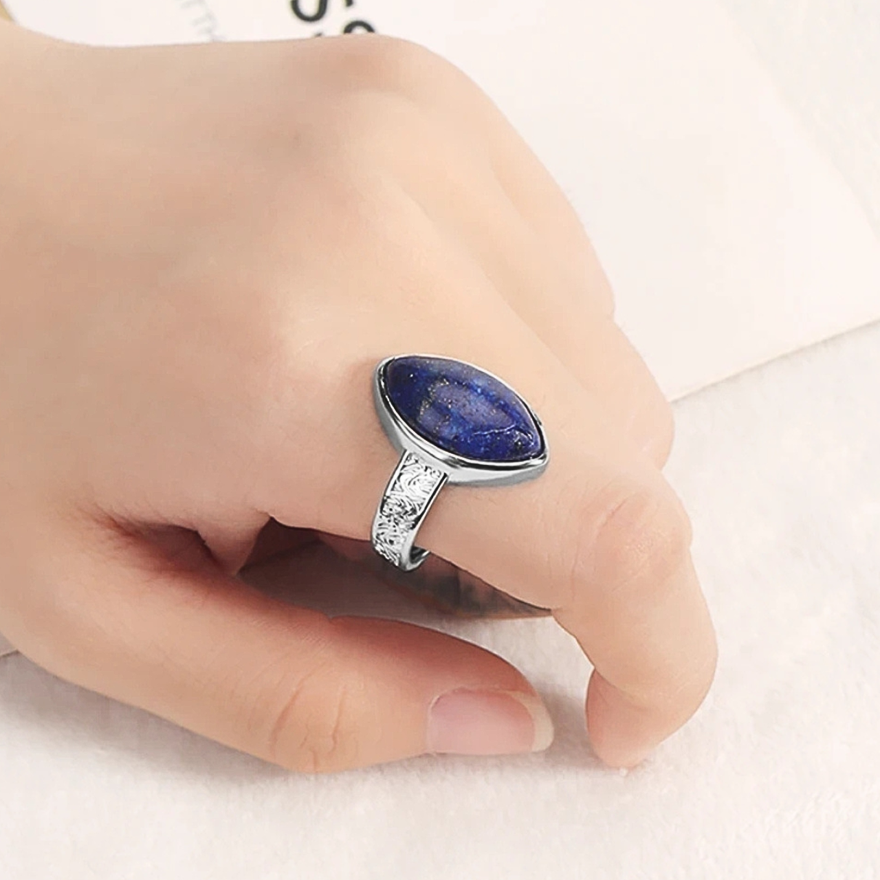 Bague ouverte en argent ornée d’une pierre naturelle de lapis azuli