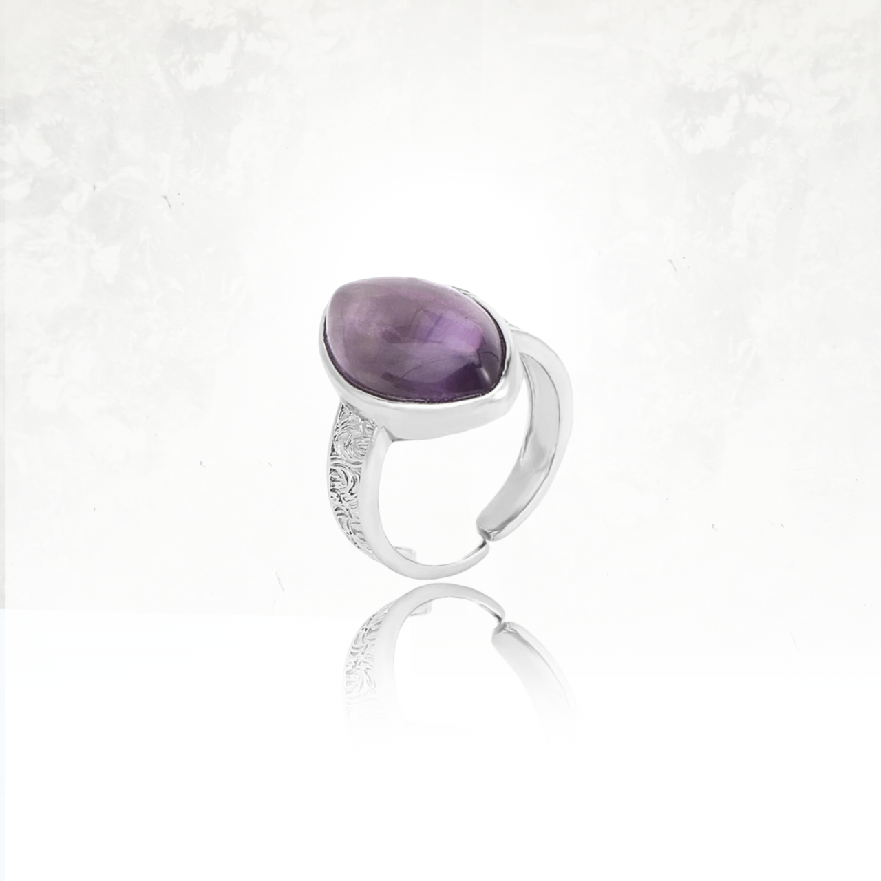 Bague artisanale avec une pierre naturelle violette et une monture réglable