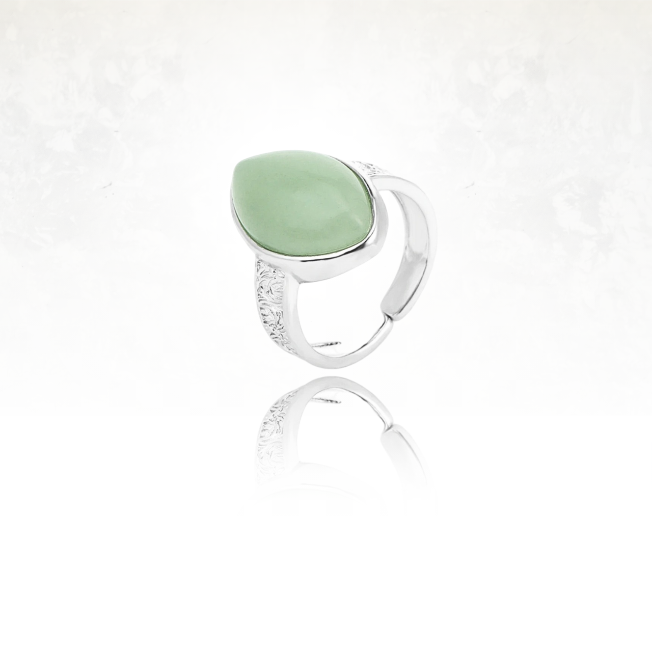 Accessoire raffiné avec pierre naturelle ovale verte et anneau en métal argenté gravé