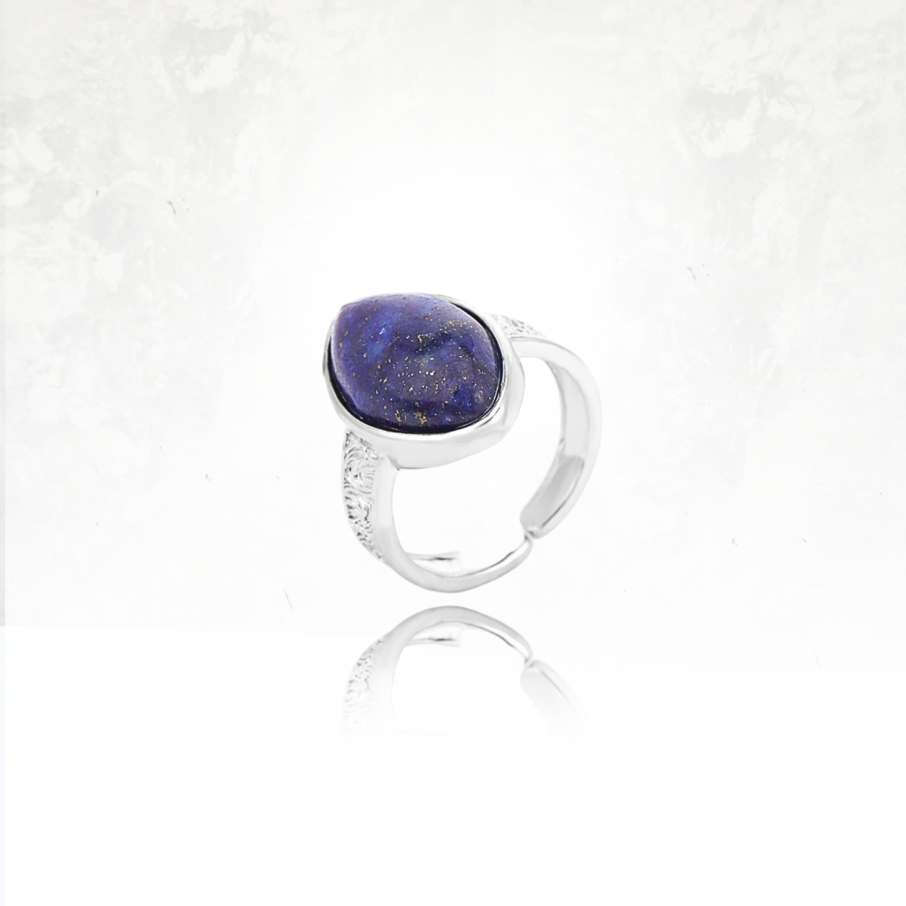 Bague artisanale avec une pierre naturelle marbrée et une monture réglable