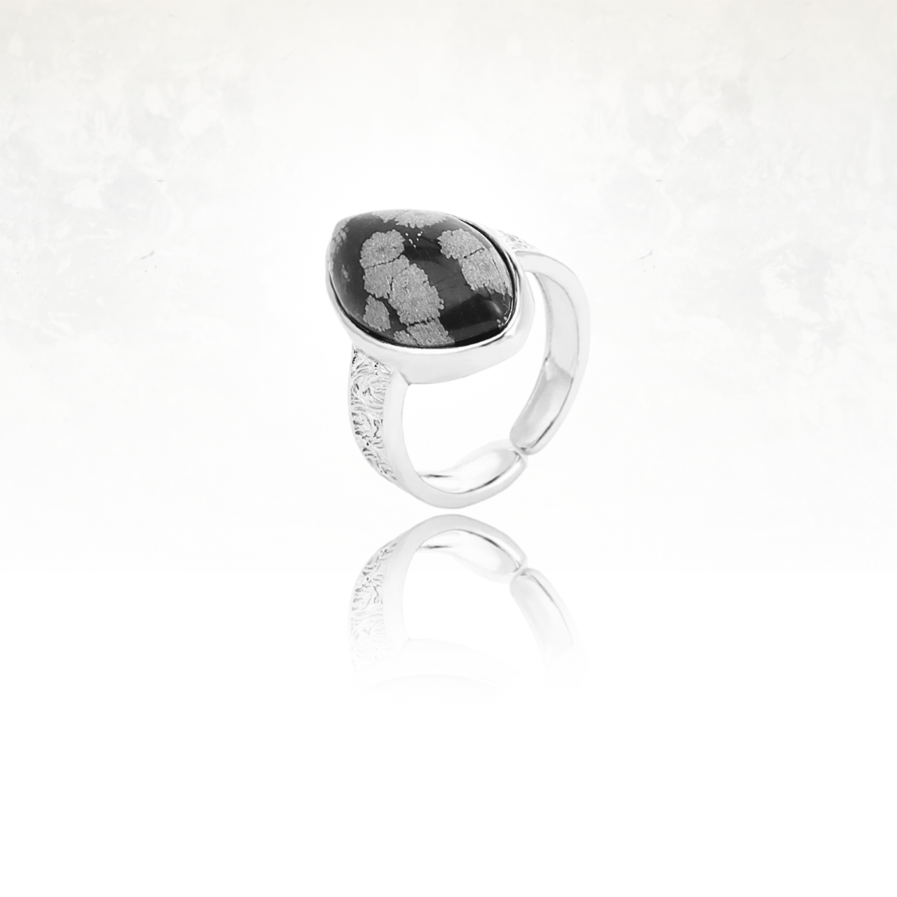 Bague tendance en pierre polie de quartz flocon de neige montée sur un anneau ajustable en argent