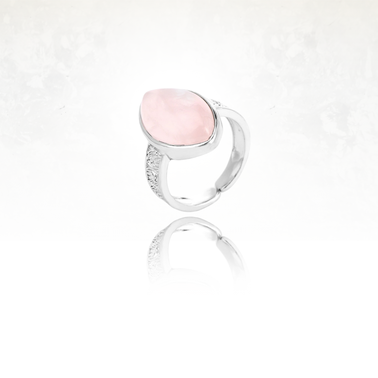Élégante bague en pierre naturelle aux reflets roses doux et à la monture sculptée