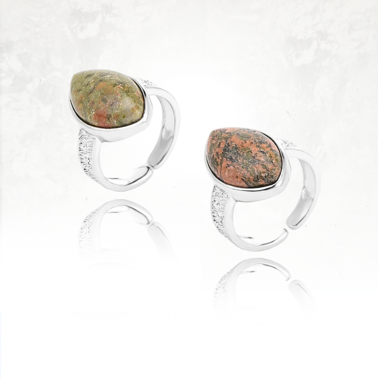 Bague en UNAKITE sertie sur un anneau argenté finement gravé