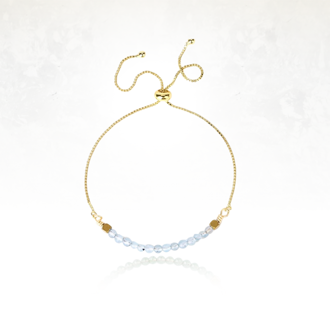 Bracelet tendance avec pierres bleues claires et doré ajustable.