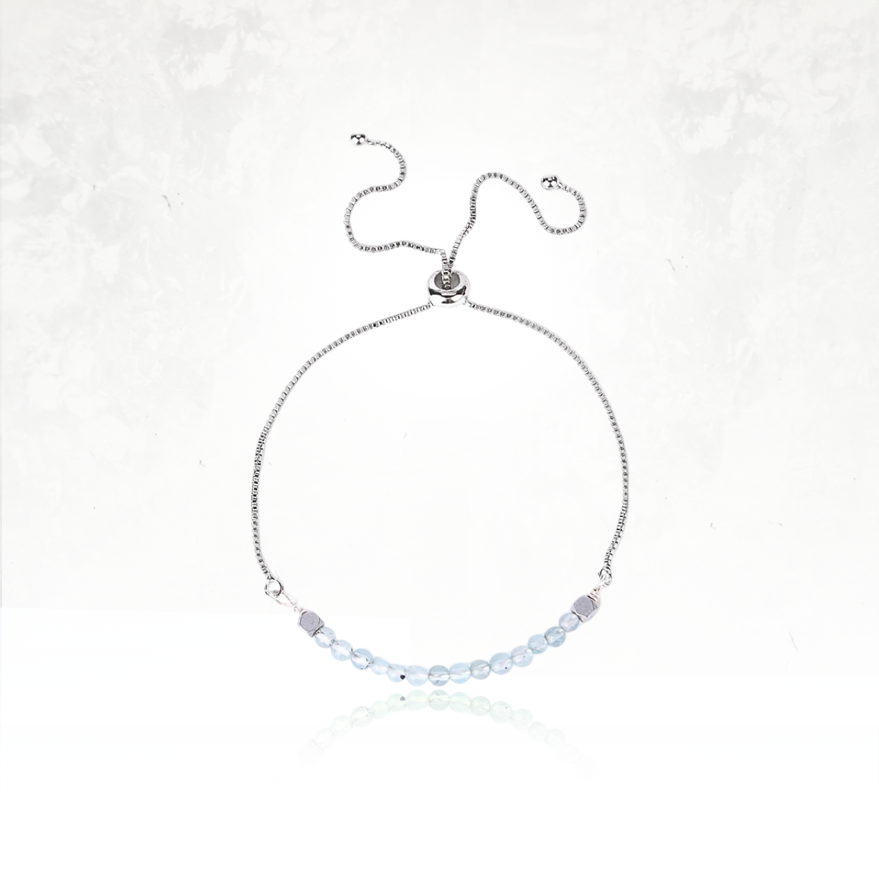 Accessoire élégant avec perles d'aigue marine et chaîne fine.