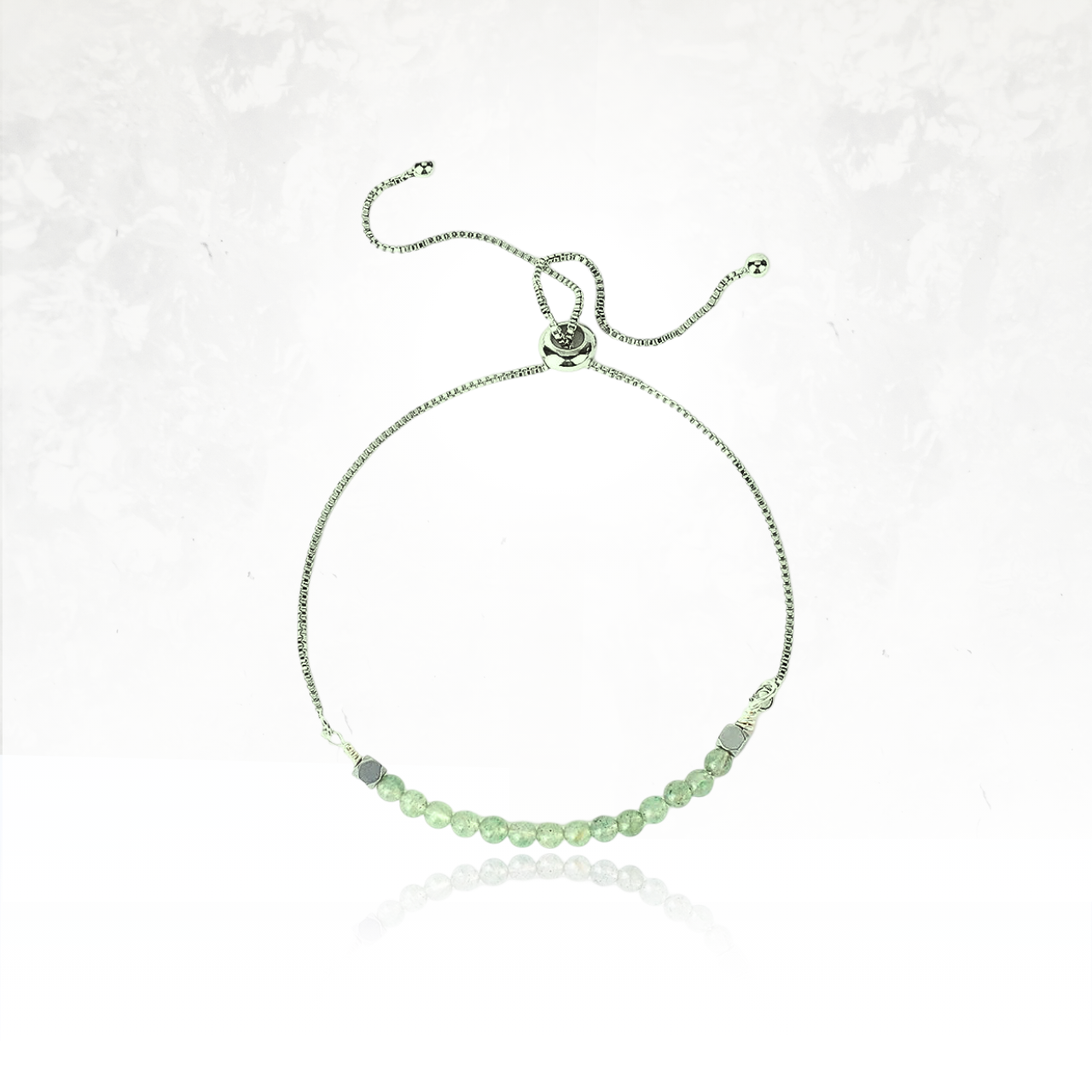 Bracelet ajustable en argenté avec perles de lithothérapie.