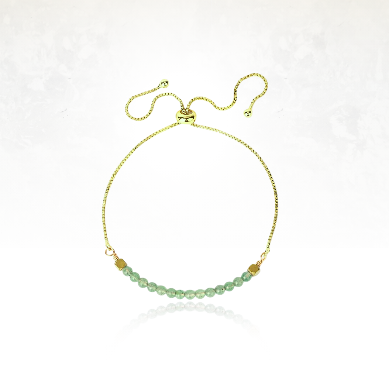 Bracelet délicat en pierres semi-précieuses et métal doré.