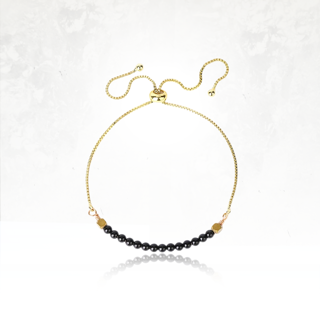 Bracelet de protection d'onyx sur chaîne dorée.