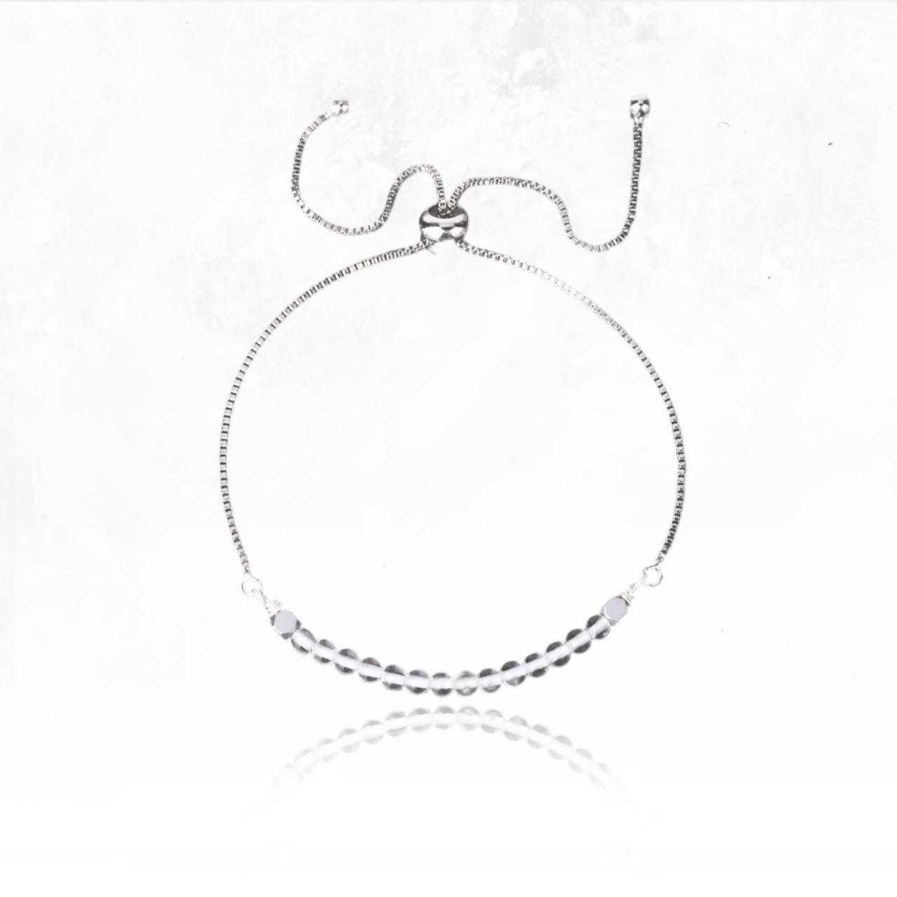 Bracelet en quartz clair et or pour une touche raffinée.
