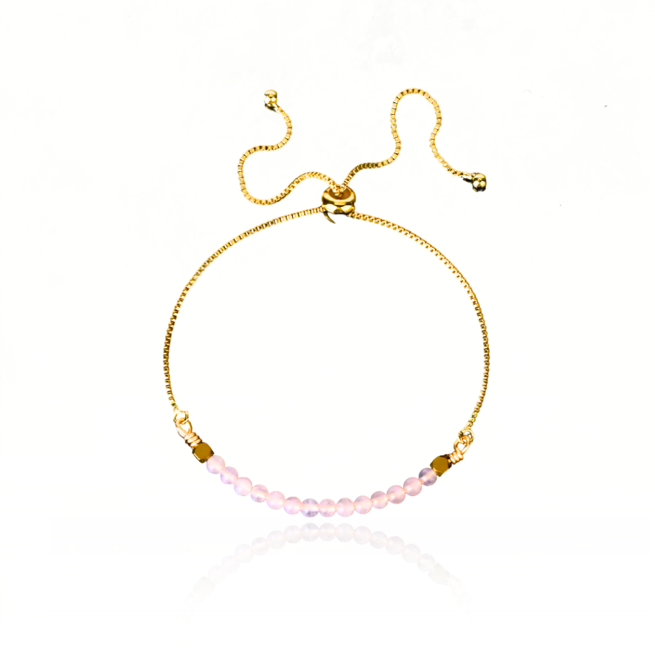 Bracelet fin doré avec perles rose naturelles.