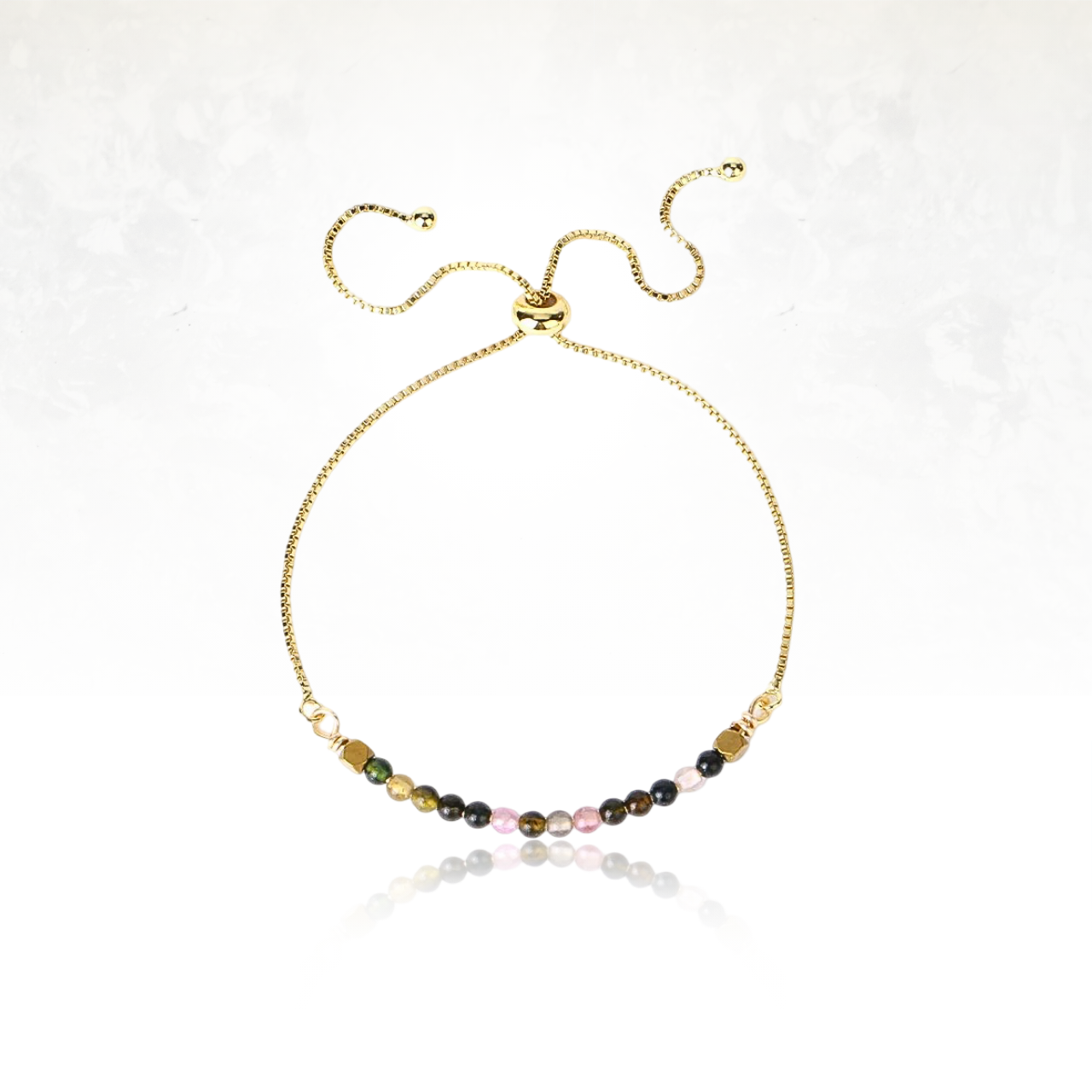 Bijou raffiné avec chaîne dorée et pierres naturelles.