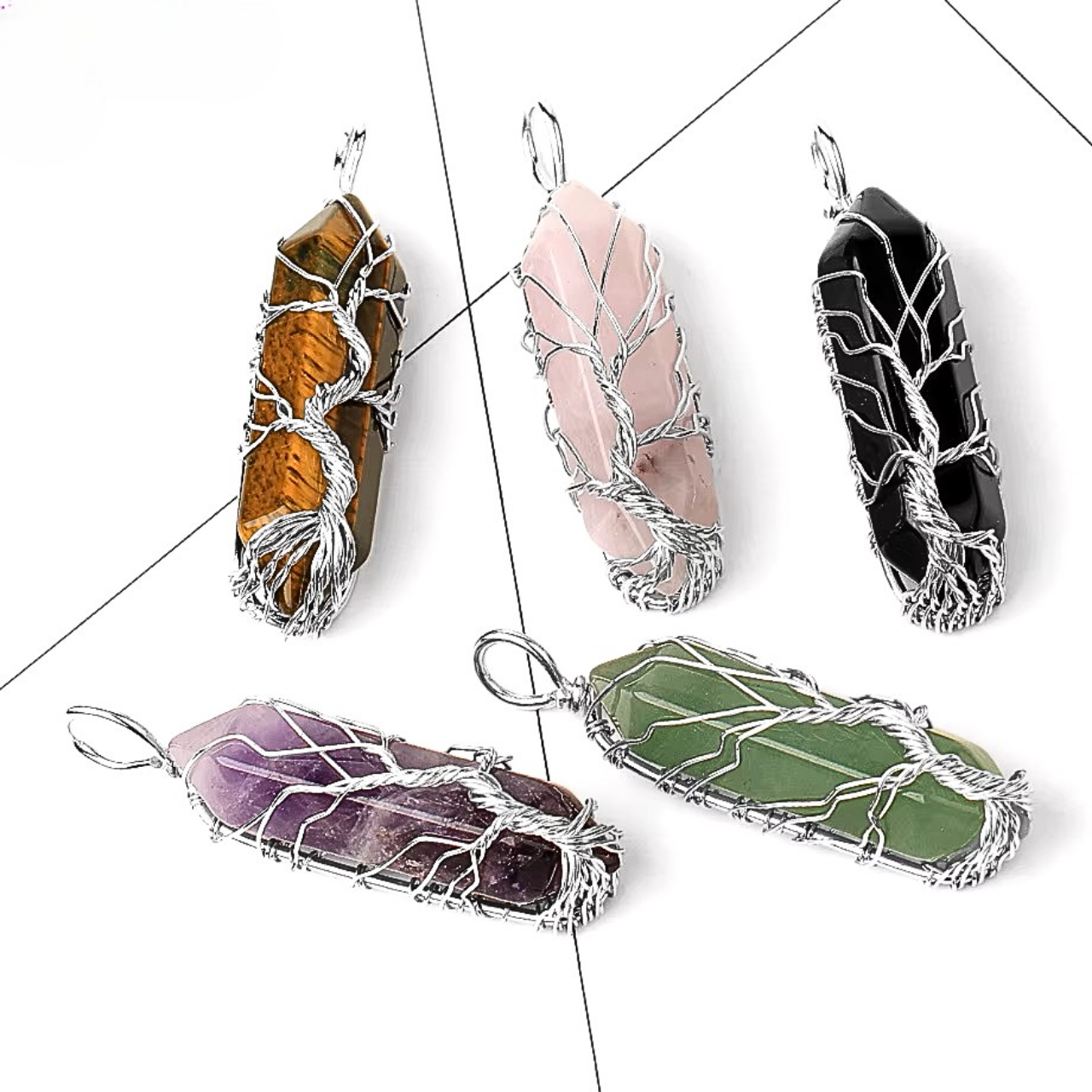 Bijou spirituel en amĂ©thyste, aventurine verte et quartz clair avec motif dâarbre.