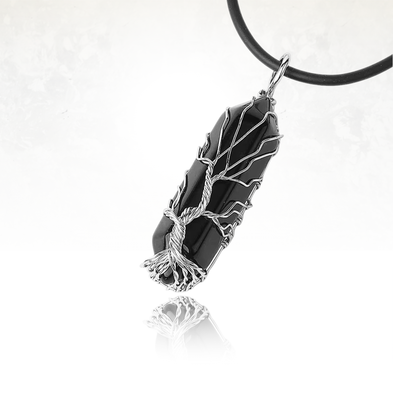 Collier fait main avec pierre semi-prĂ©cieuse et motif sacrĂ© de lâArbre de Vie.