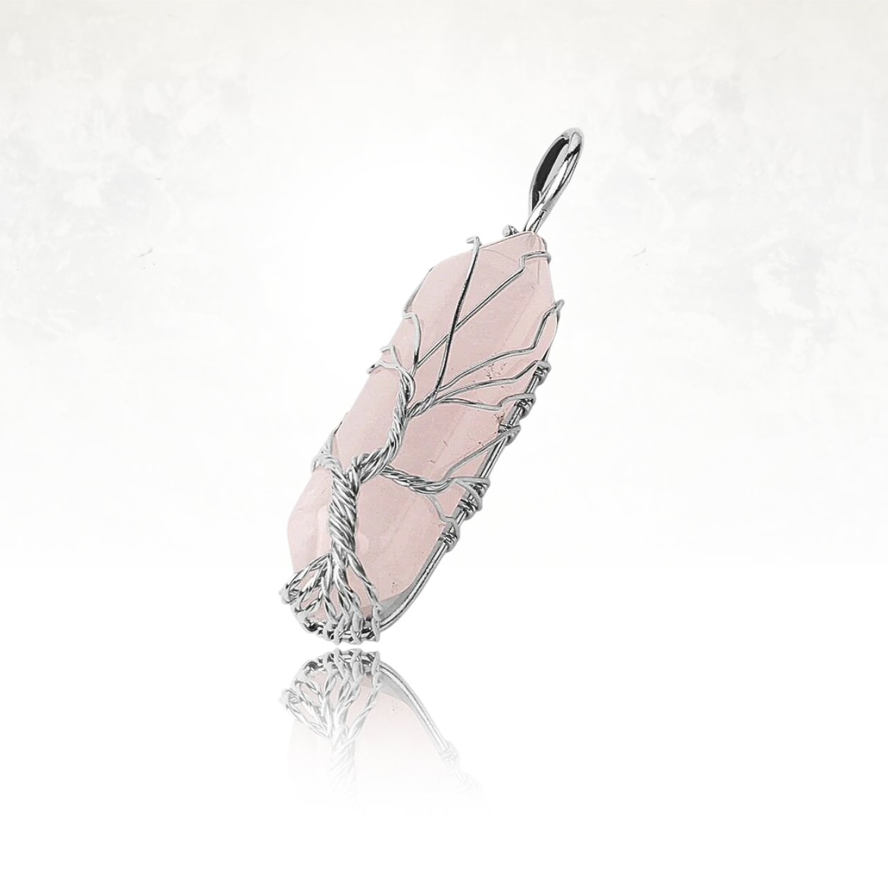 Collier Ă©nergĂ©tique en quartz rose ornĂ© dâun arbre de vie en fil argentĂ©.