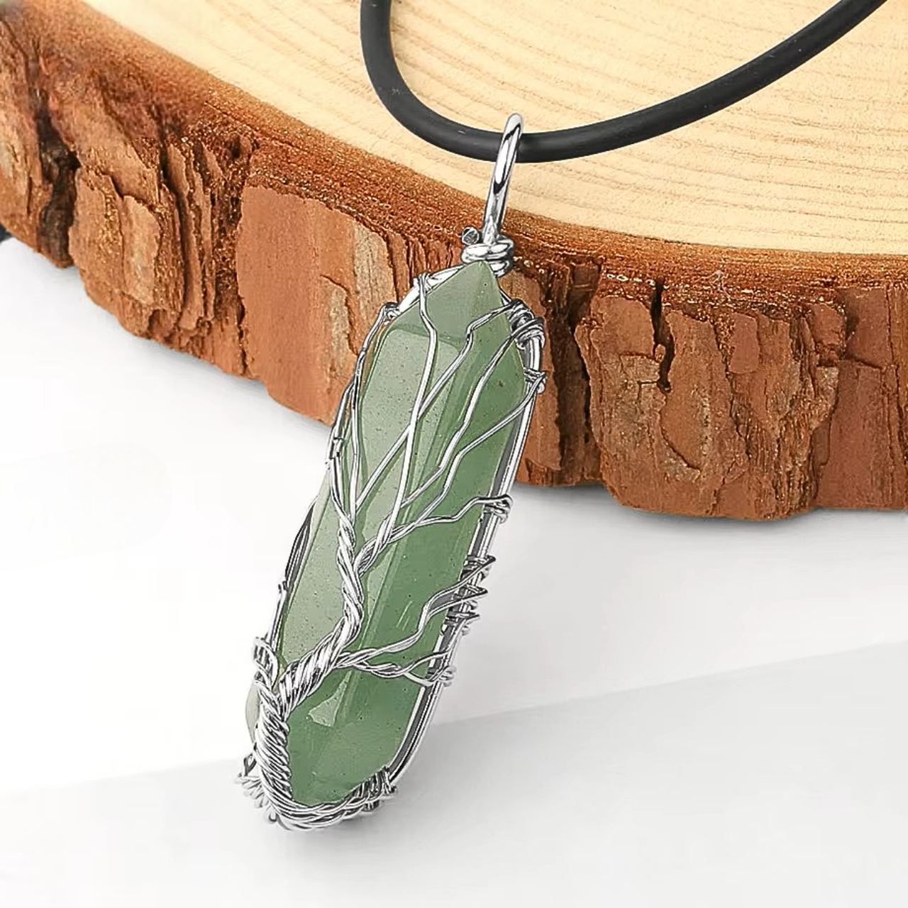 Pendentif en aventurine verte
avec design Arbre de Vie en fil métallique tressé.