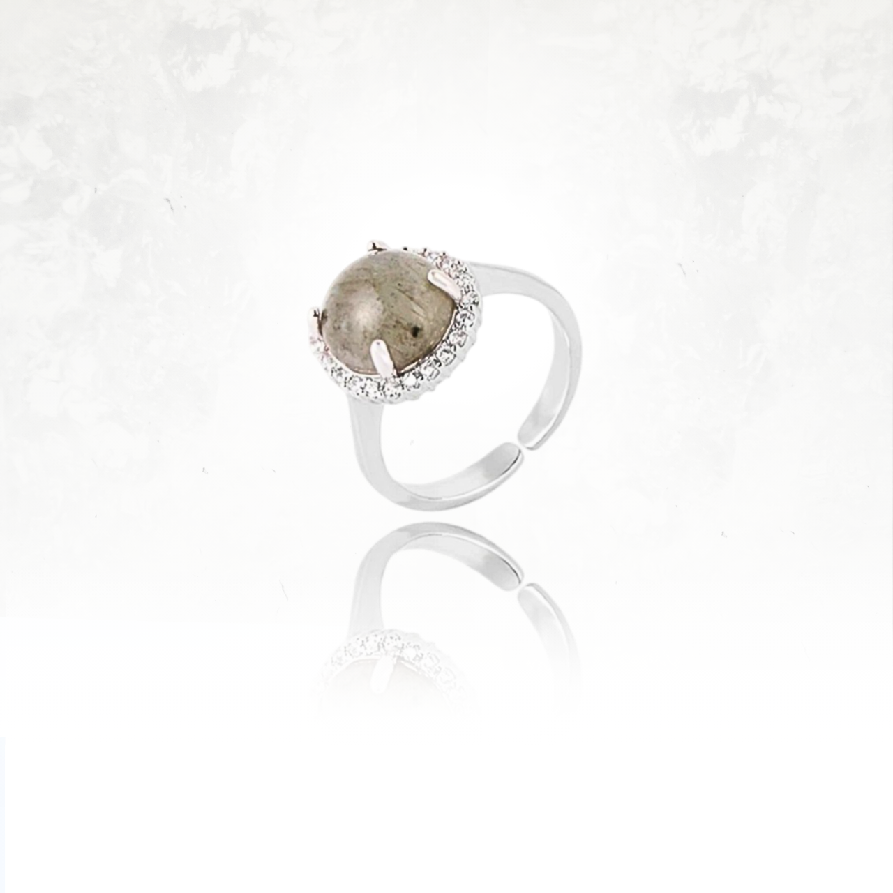 Bague CALIN : harmonie entre pierre grise et éclat argenté.