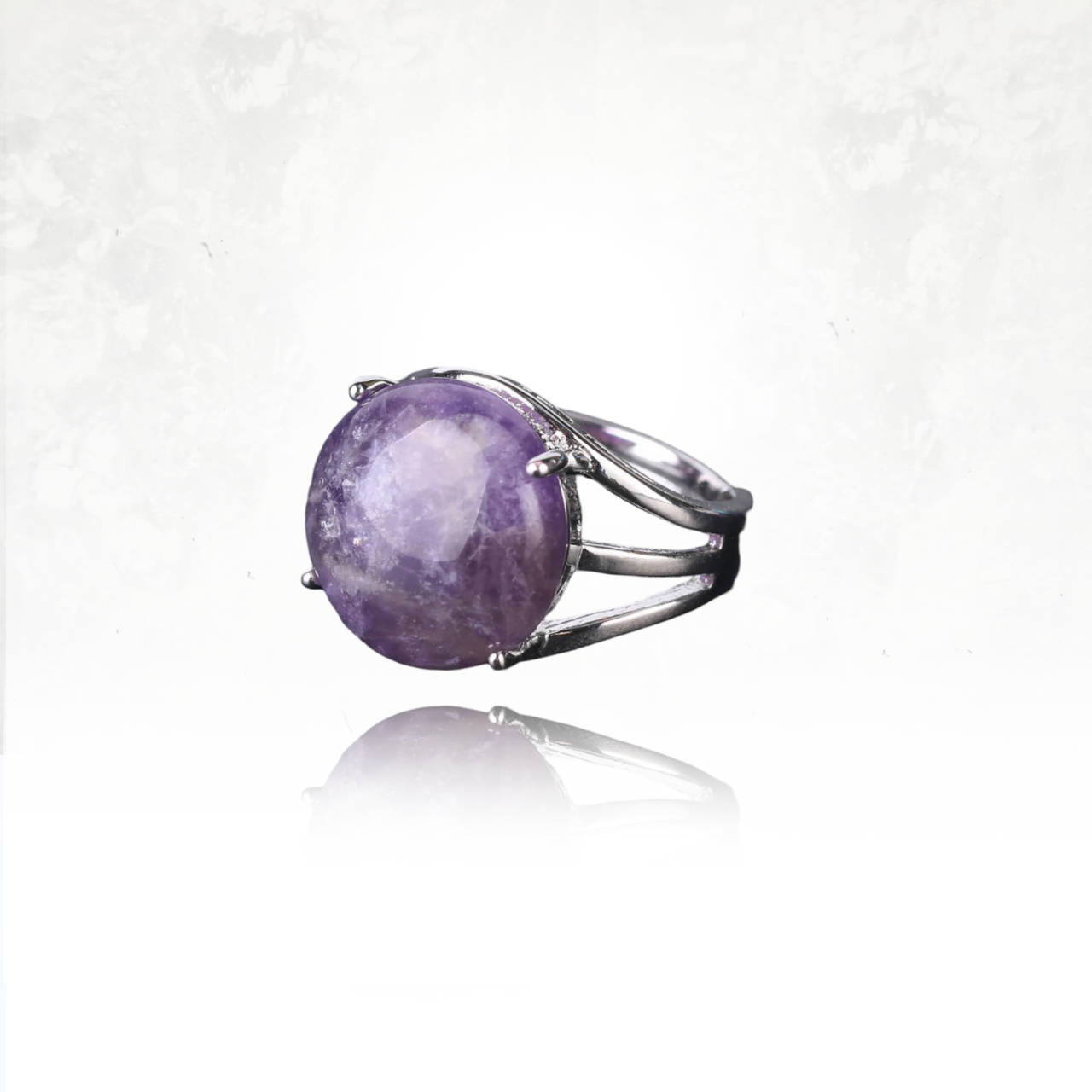 Anneau fin avec amethyste violette aux reflets doux.