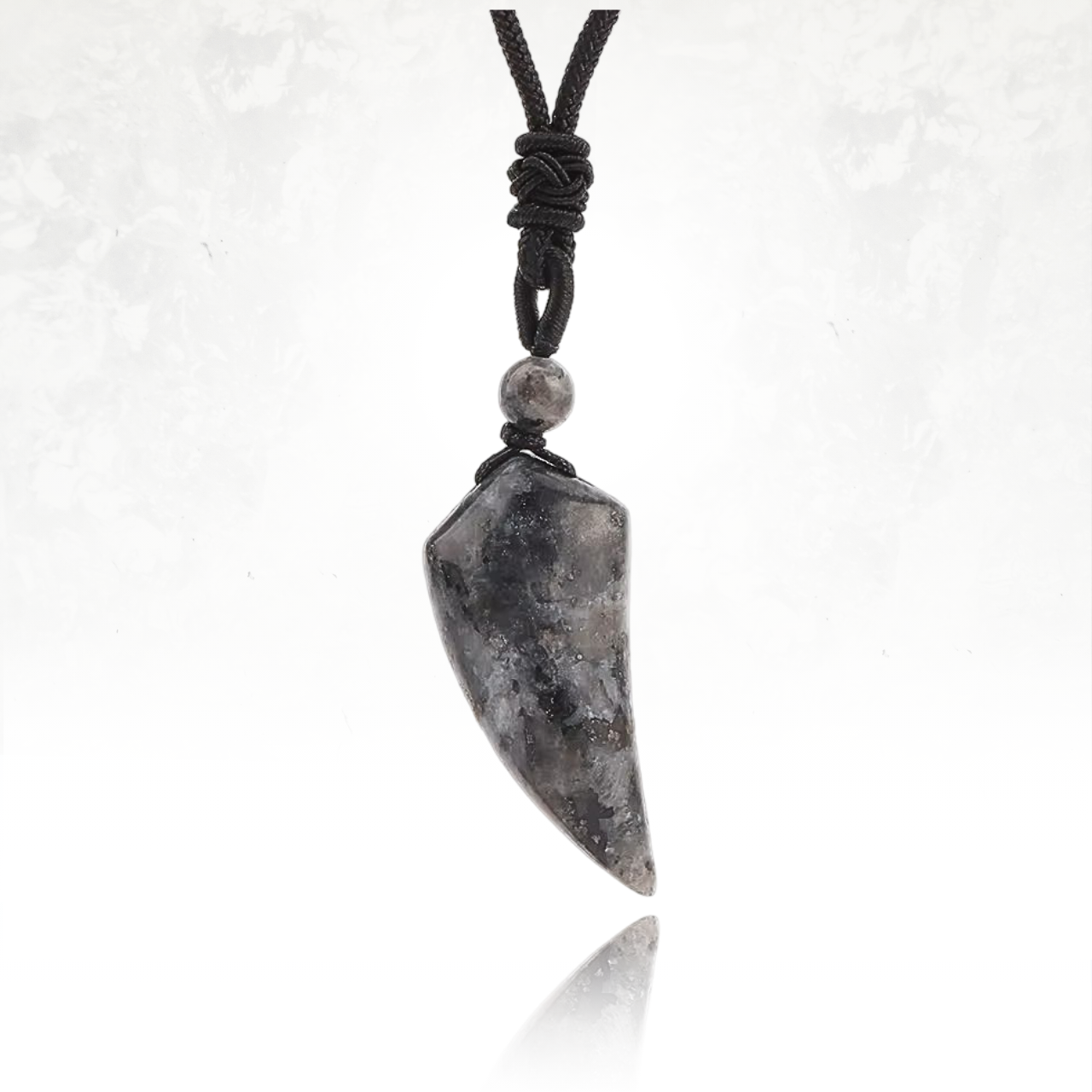 Pendentif en labradorite en forme de dent de loup, monté sur un cordon ajustable.