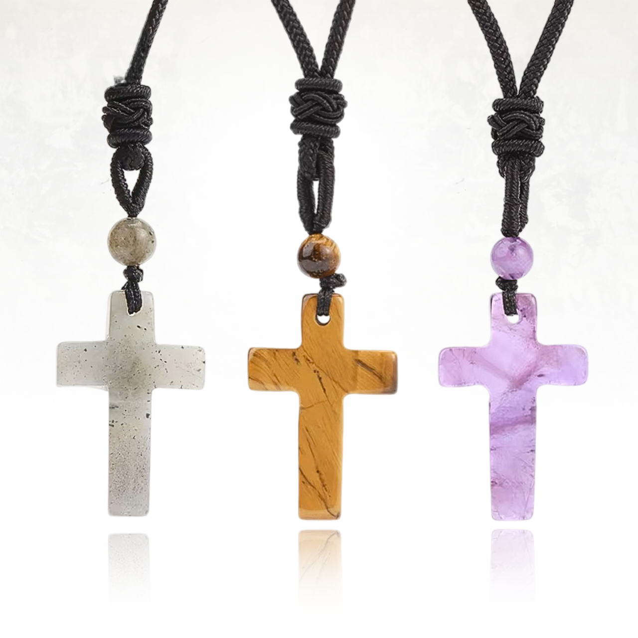 Collier minimaliste avec croix en pierre brute et cordon réglable.