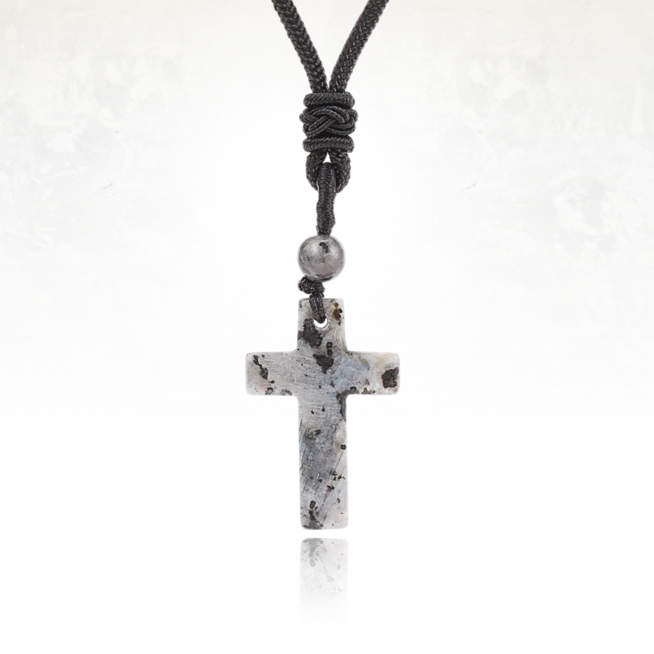 Collier CRUZ avec pendentif en croix taillée dans une pierre naturelle.