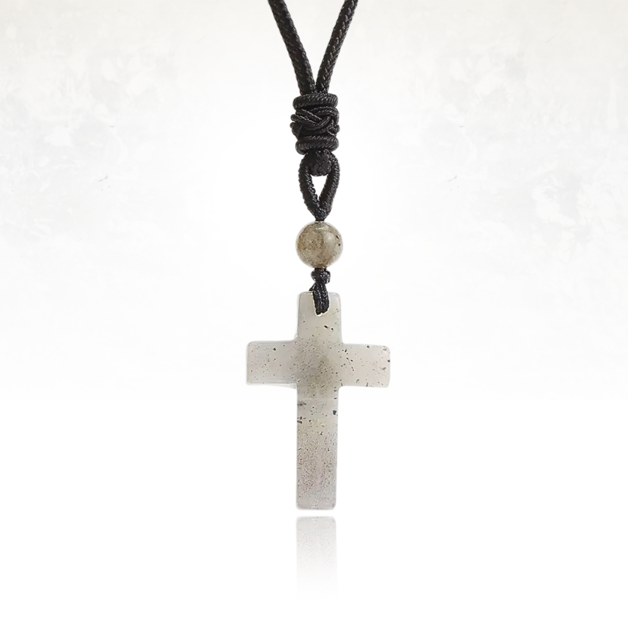 Collier spirituel avec pendentif croix en pierre semi-précieuse.