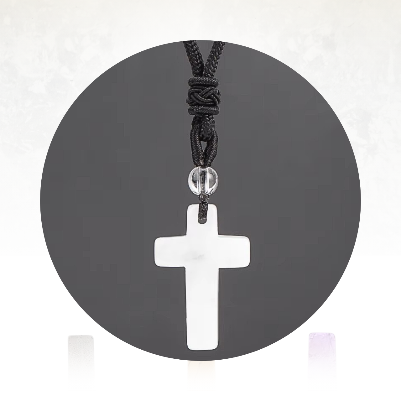 Bijou symbolique en croix avec une pierre vibratoire taillée à la main.