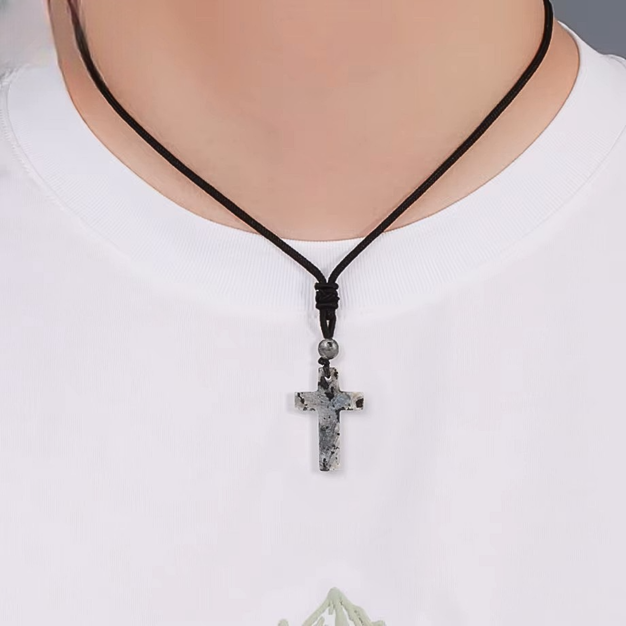 Pendentif croix en labradorite, pierre d’intuition et de protection.