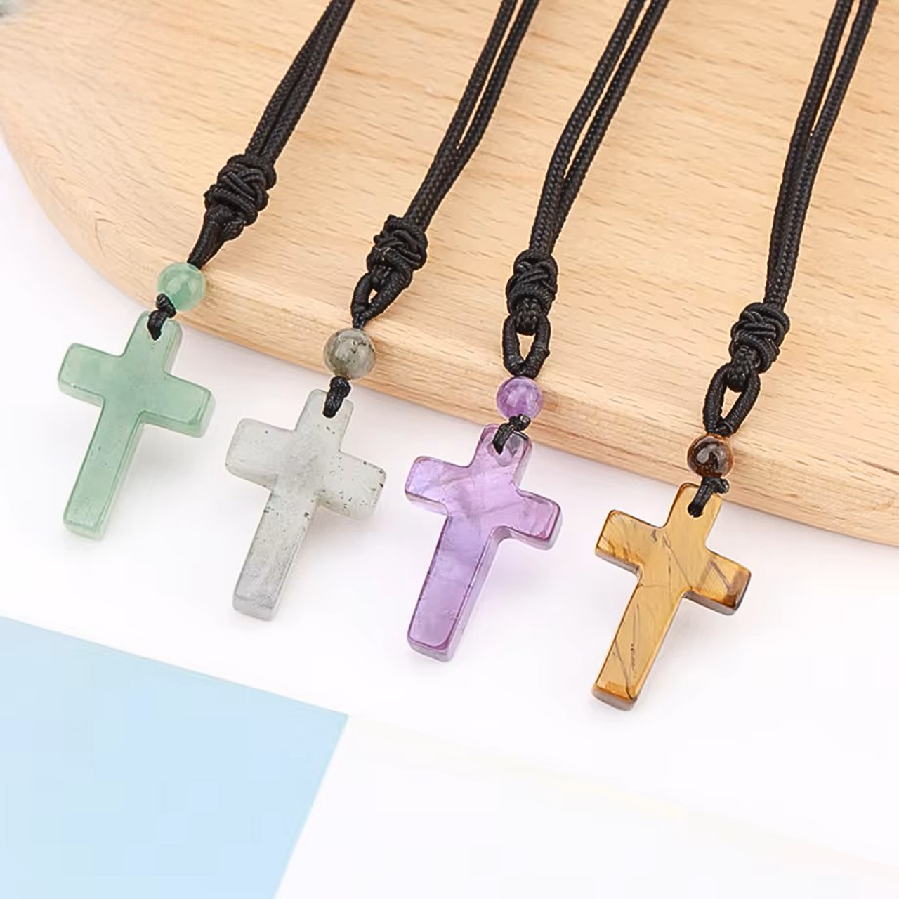 Bijou ésotérique avec croix en pierres semi-précieuses, amplificateur d’énergie.