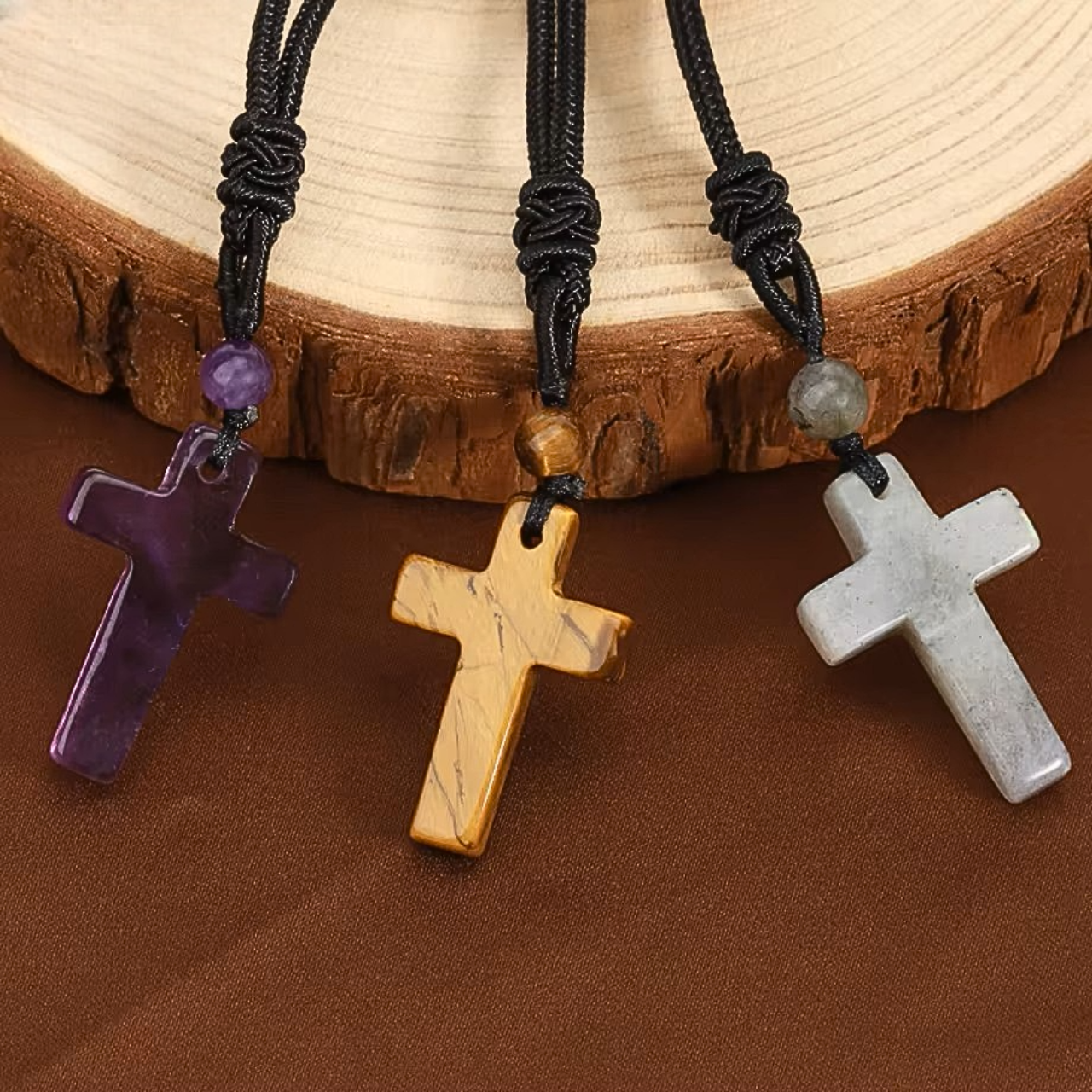 Collier croix en materiel naturel, associant ancrage et courage.