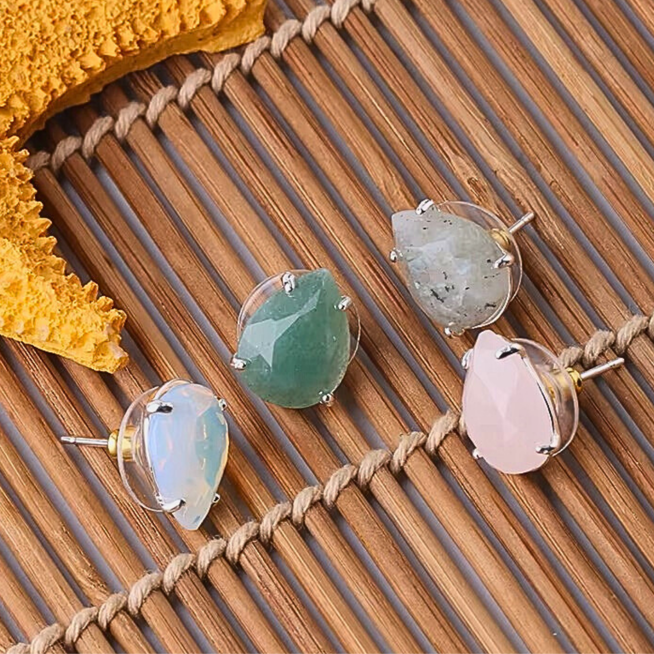 Quatres vvariantes disponibles des boucles d'oreilles Chalon en pierre naturelles aux couleurs claires