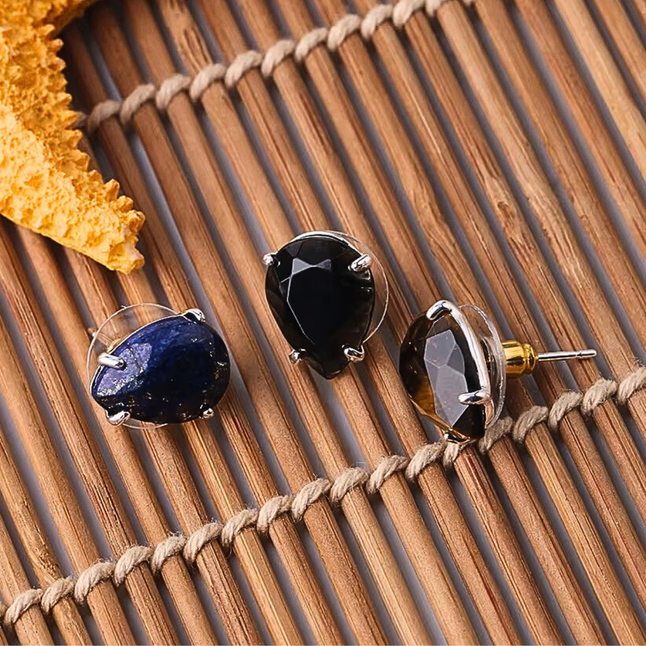 trois variantes des boucles d'oreilles Chalon fabriquées avec des pierres naturelles aux teintes foncés