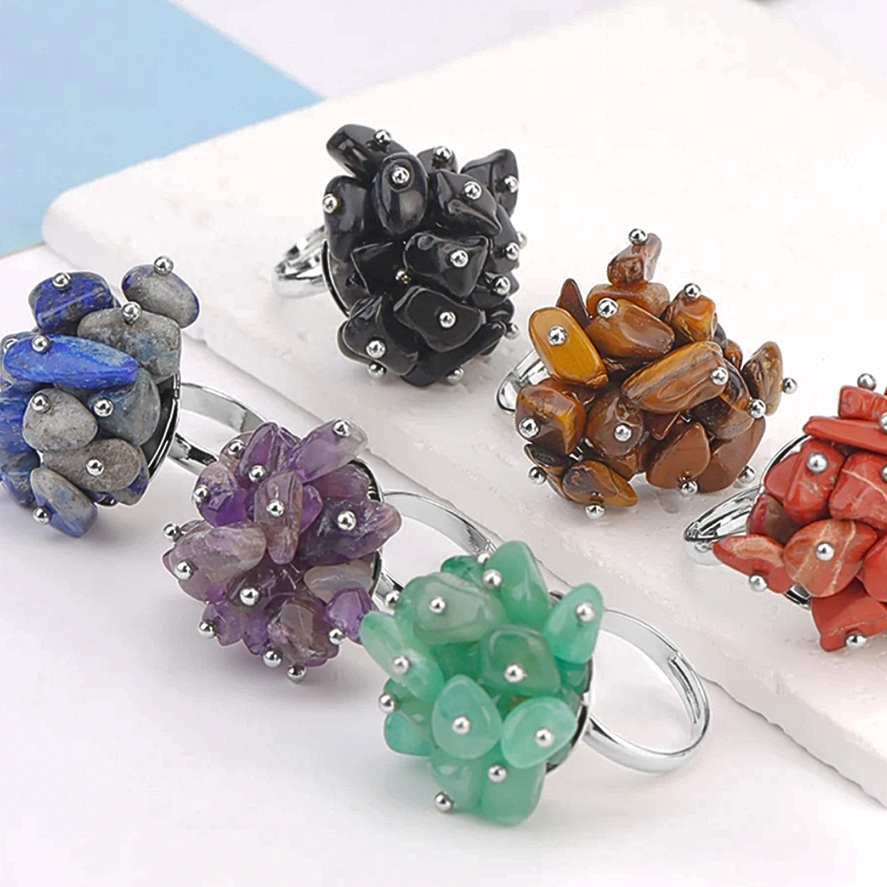 Accessoire de mode expressif avec pierres naturelles aux teintes différentes.