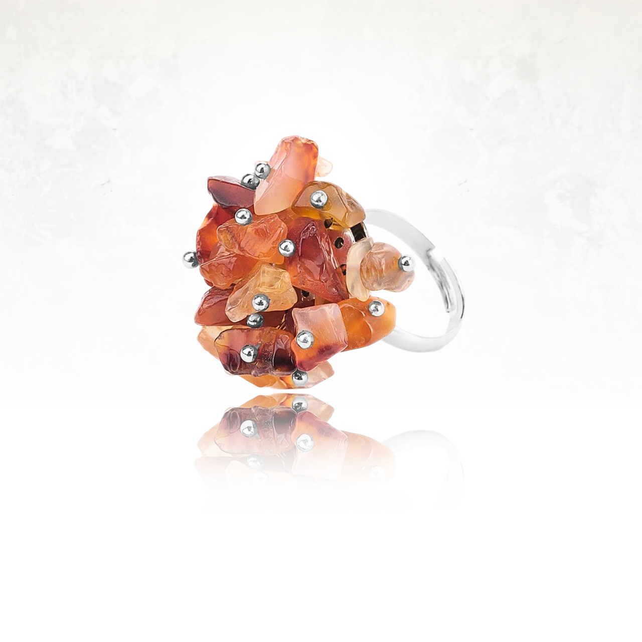 Bijou audacieux avec pierresd'agate rouges montées en bouquet.
