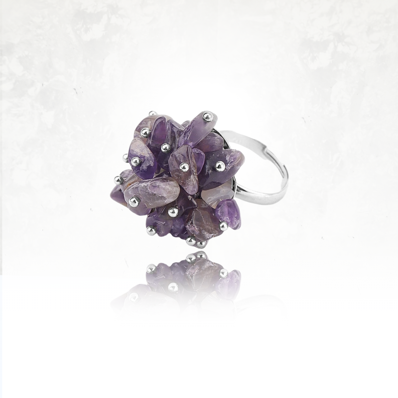 Bague artistique composée de fragments violets et billes métalliques