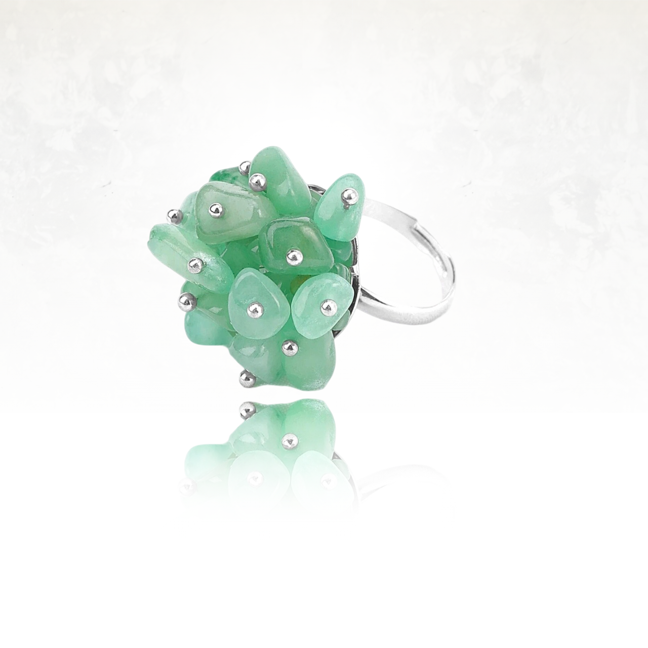 Anneau décoratif serti de plusieurs morceaux de pierre d'aventurine verte.