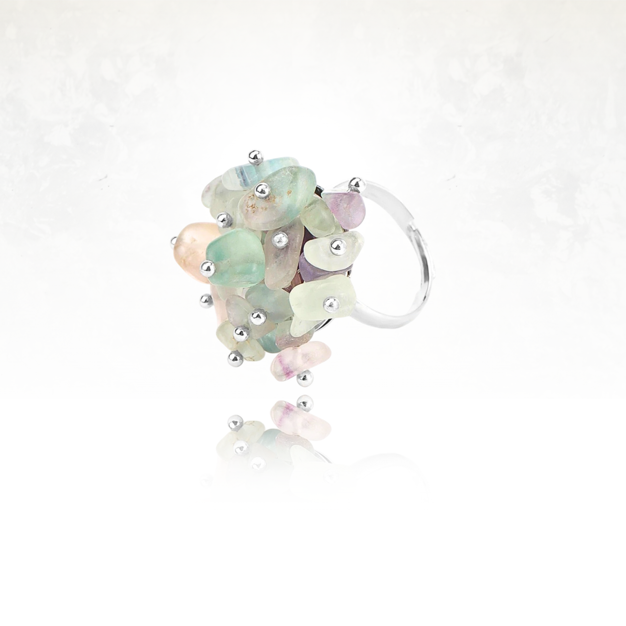 Anneau décoratif avec grappes de perles en fluorite.