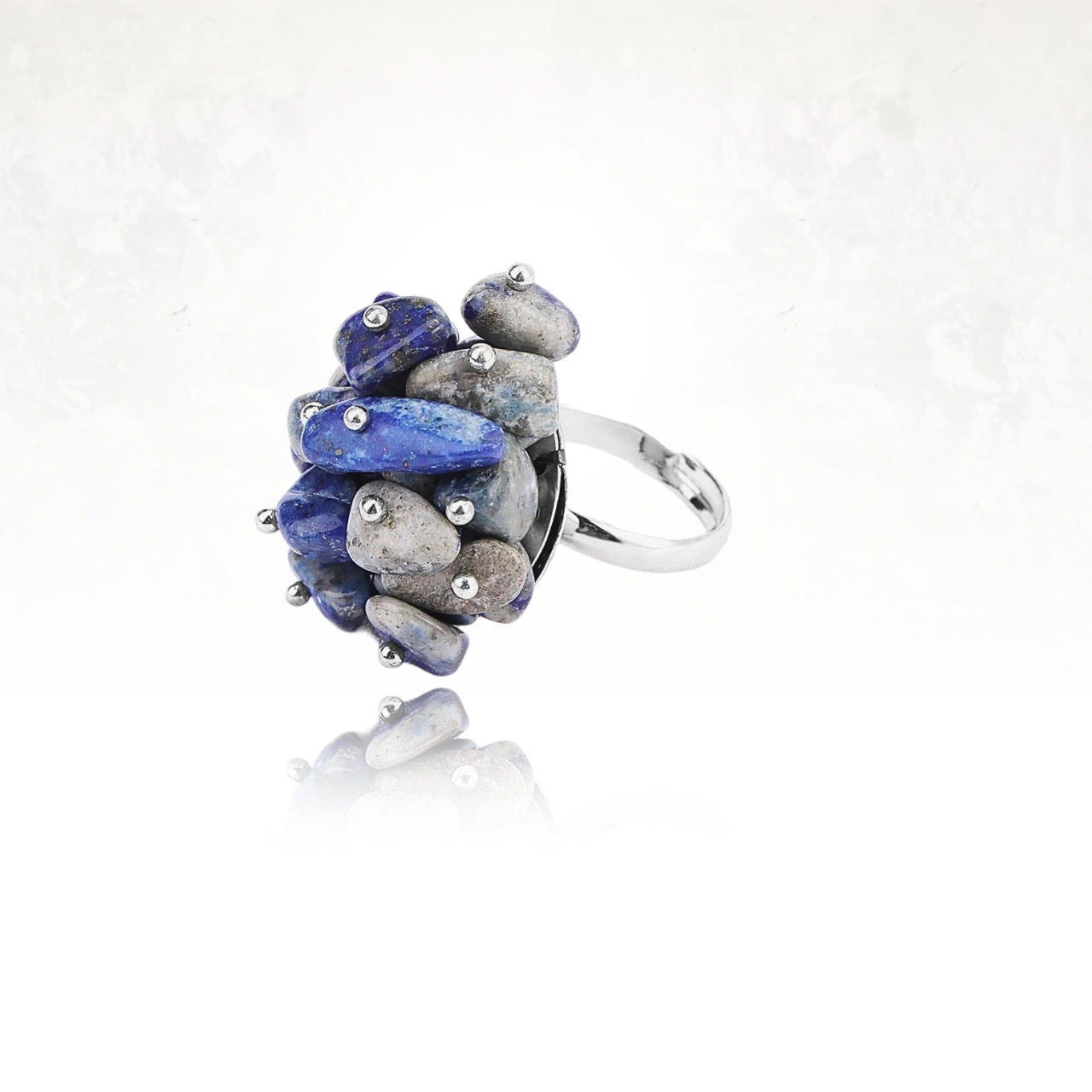 Accessoire moderne avec structure florale en pierres naturelles bleues.