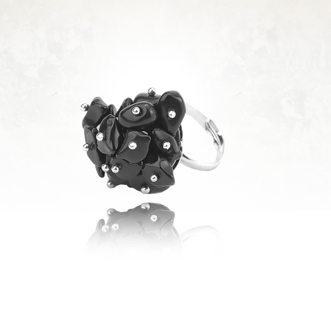 Bijou statement en pierres noire d'obsidienne agencées en grappe.