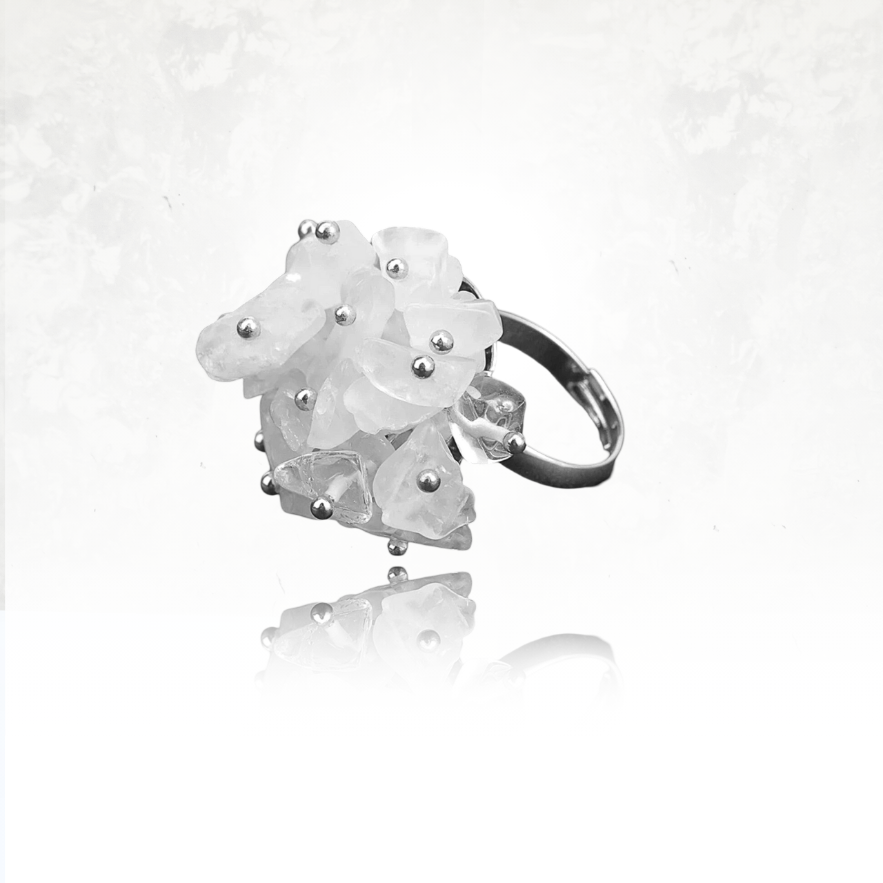 Bague bohème avec éclats de pierre et perles argentées.