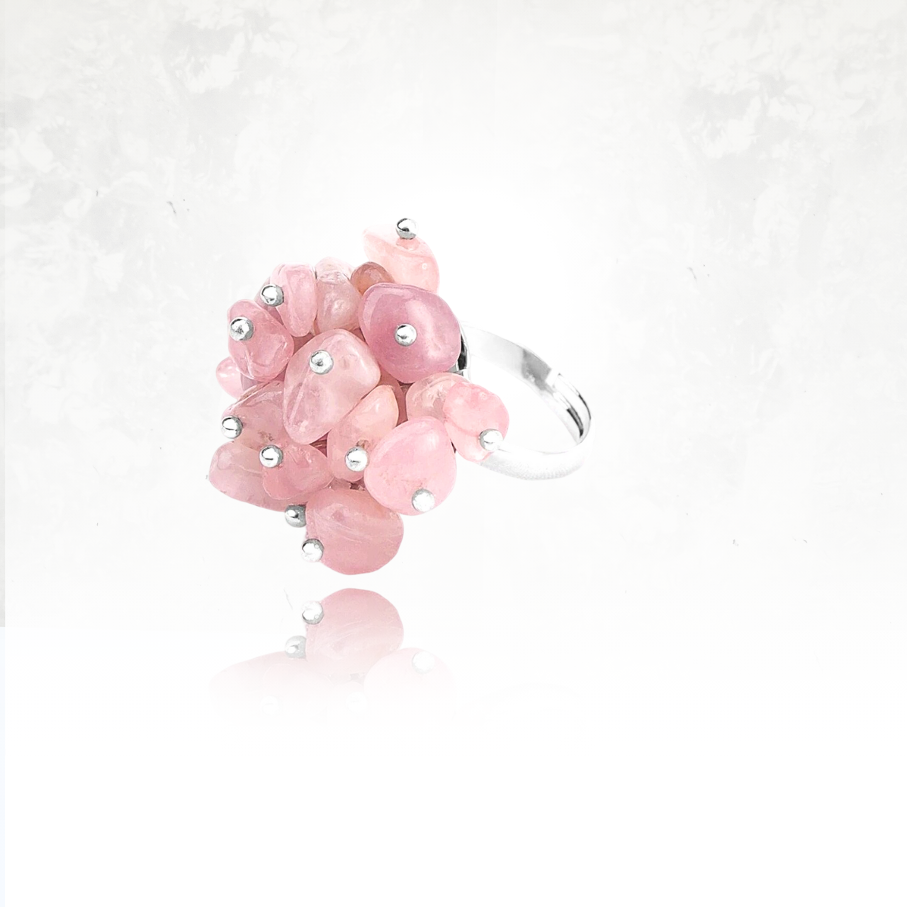Bague à effet 3D avec multiples pierres en quartz rose montées sur métal argenté.