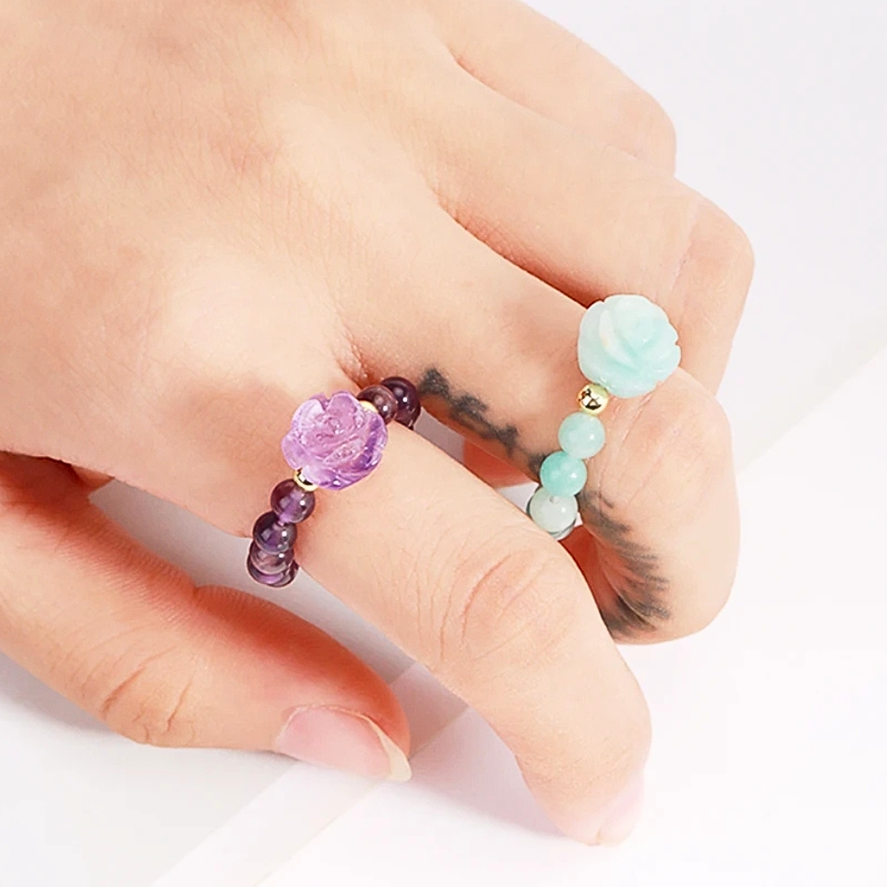 Bijou naturel et romantique : bague FEMINA avec rose sculptée en pierre fine.