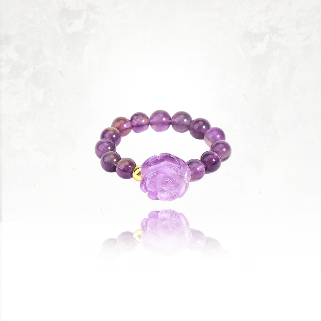 Bague fleur en pierre naturelle violette et perles naturelles, un symbole de douceur et dâamour.