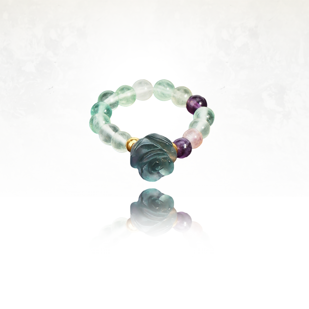 Bague en fluorite avec perles naturelles et fleur sculptée à la main.